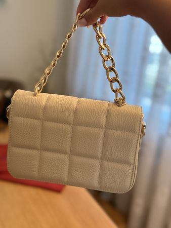 Umhaengetasche Leder Beige gesteppt mit Goldkette neuwertig