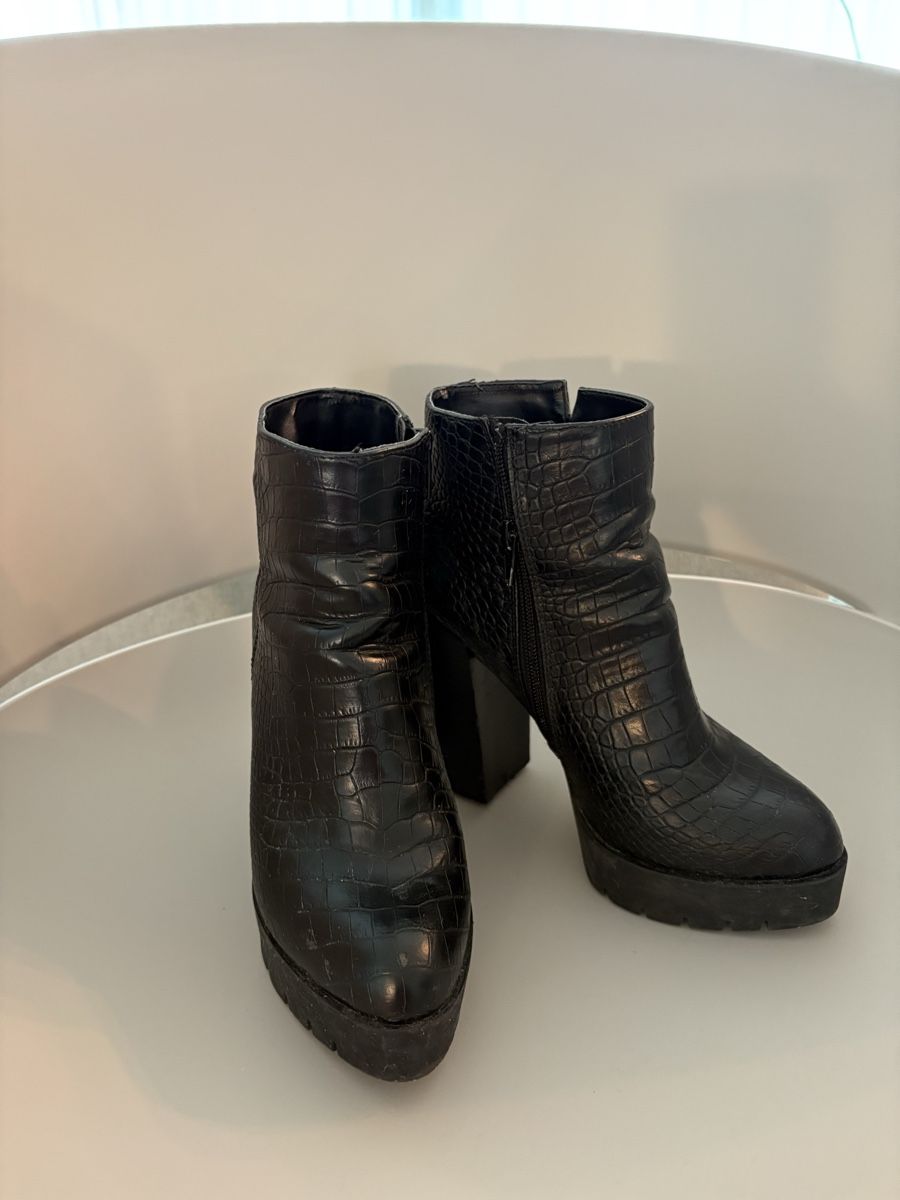 Scarpe da donna: Schwarze Winter Stiefeletten, Kroko Optik, Grösse 36, – Usato da Zürich venduto da Anushka86 4