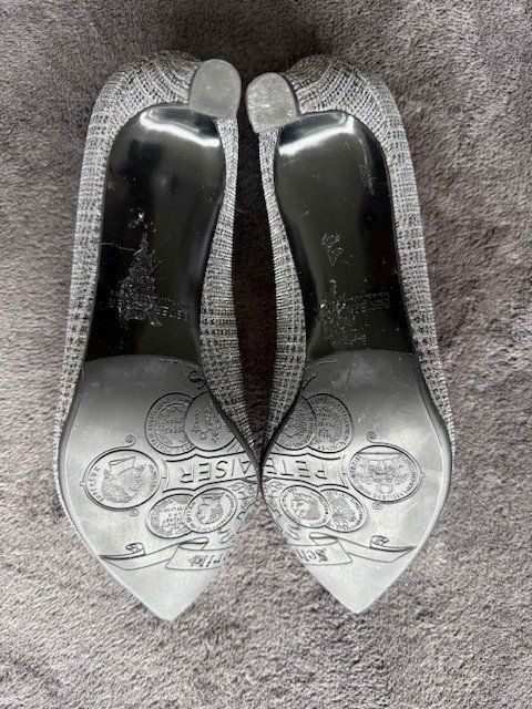 Scarpe da donna: Peter Kaiser Pumps, grau/silbrig, Grösse 37 – Nuovo (secondo la descrizione) da Lachen SZ venduto da jsparre 1