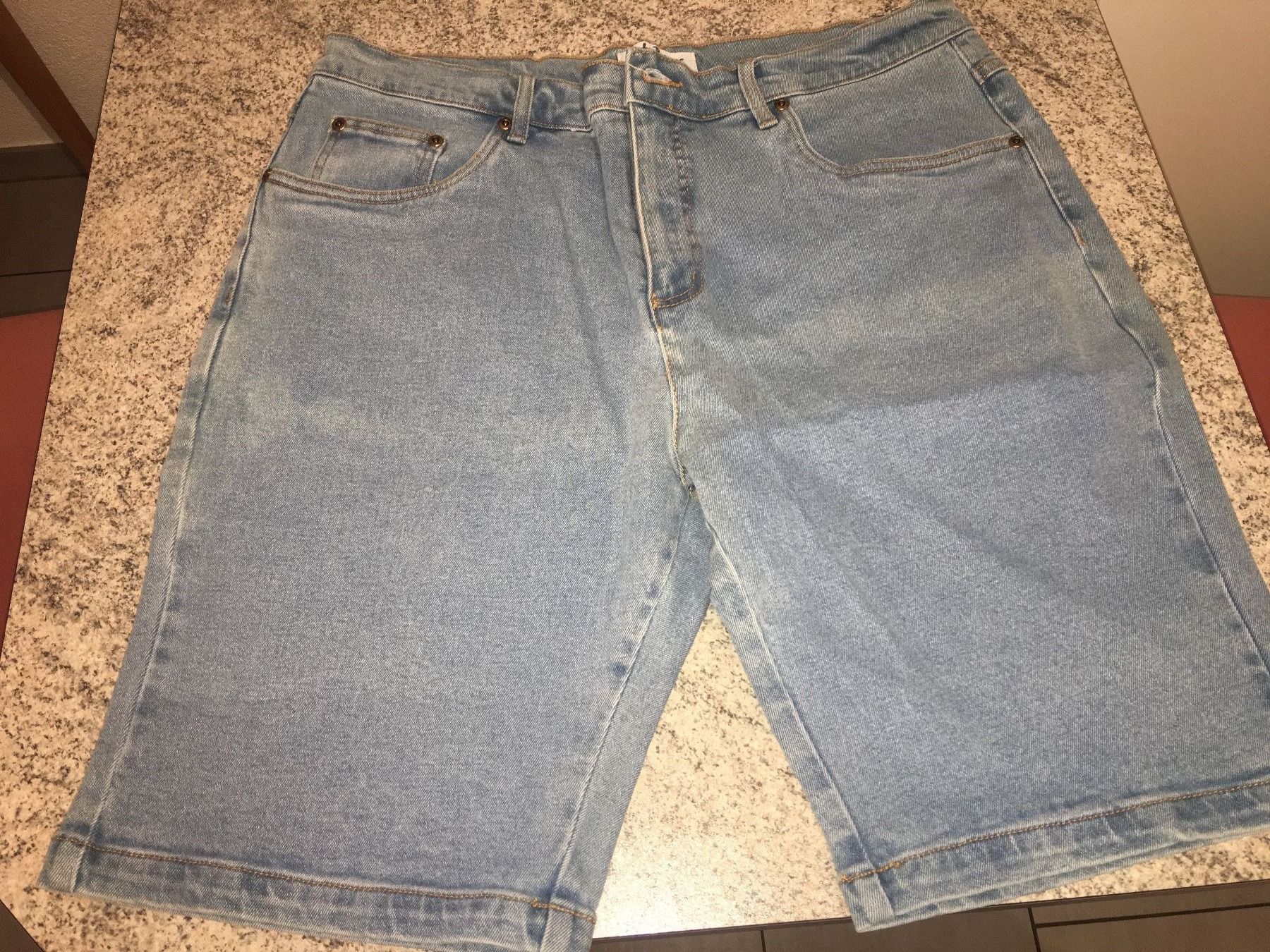 Pantaloni: HERREN CARGO BERMUDA NEU – Usato da basel venduto da lupettone
