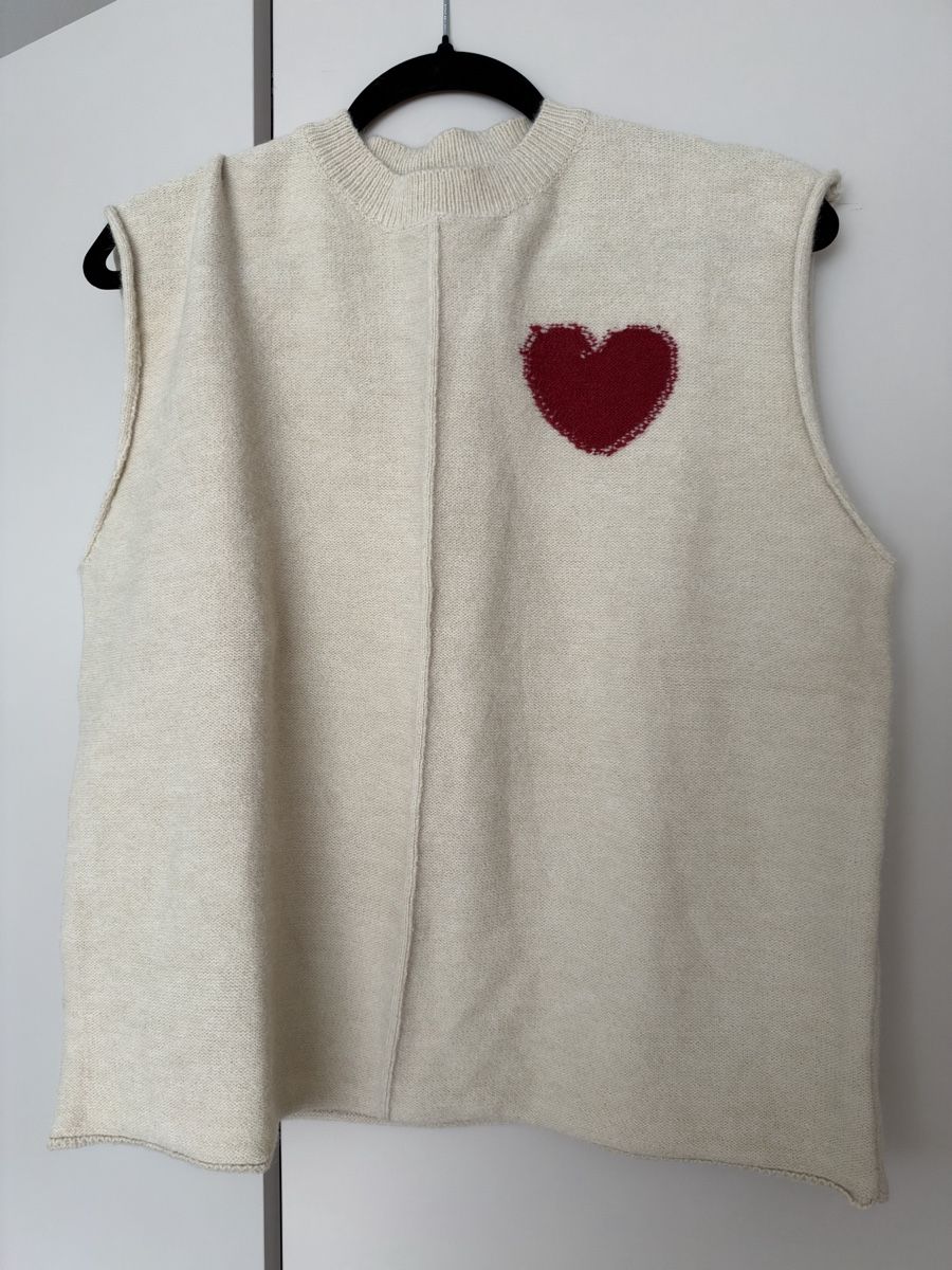 Pullover & Sweatshirts: Strickweste Pulloverbeige mit rotem Herz Applikation Grösse  – Gebraucht aus Zürich von gb23 2