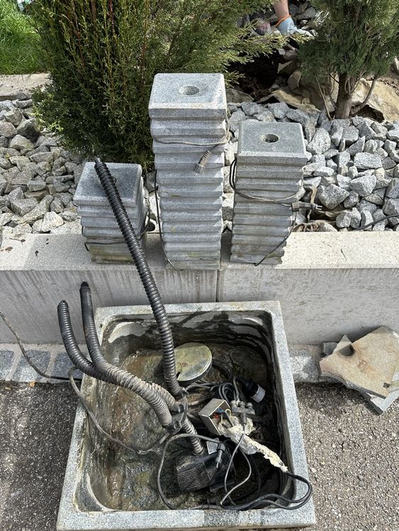 Granit Gartenbrunnen mit 3 Säulen und Beleuchtung Kaufen auf Ricardo