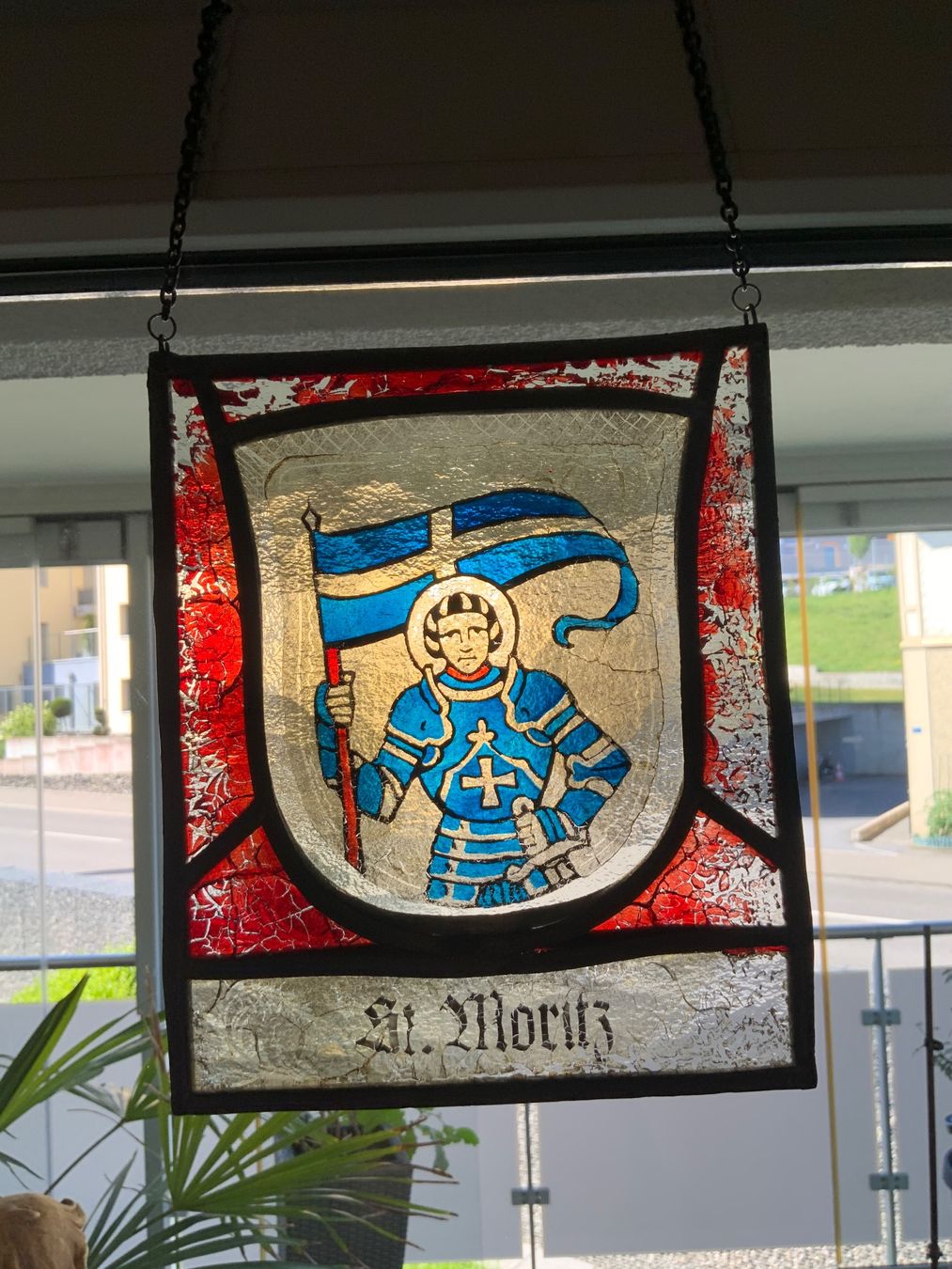 Autres antiquités ou arts: Buntglasbild St. Moritz Schild mit Ritter Wappen – D'occasion à Schübelbach par Hecht11. 1