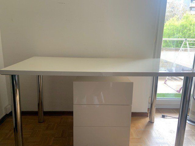 Scrivanie: bureau laqué blanc et caisson à roulettes – Usato da Genève venduto da Rohansuisse 1