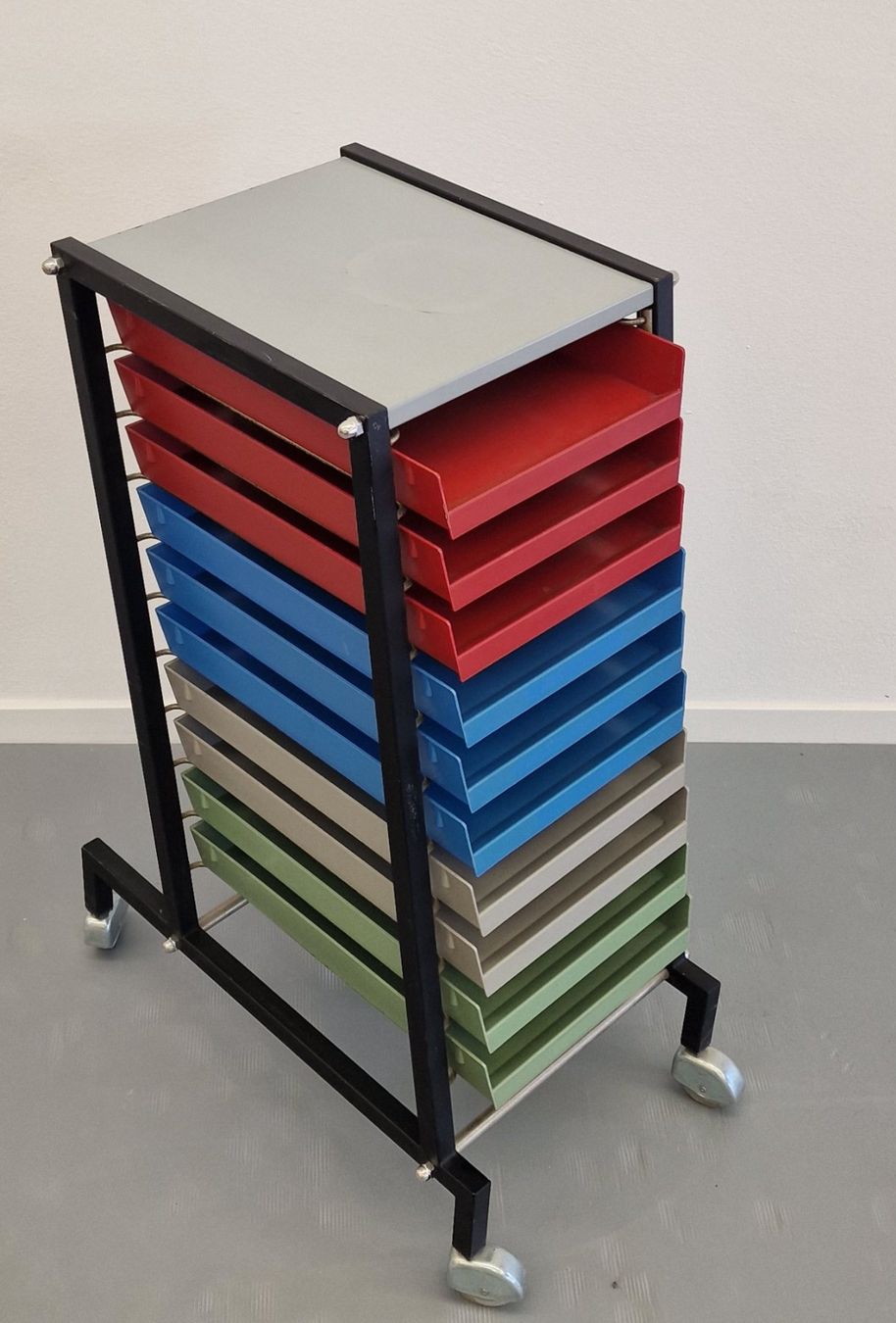 Möbel & Einrichtung: MCM Vintage Design, Papierablage Container, Rollbar, 1970er – Gebraucht aus St. Gallen von chambredirecte 6