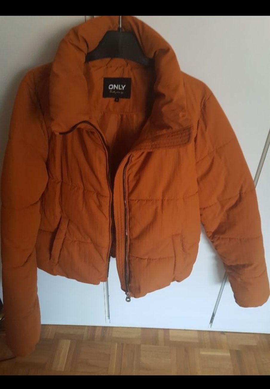 Only Giacche: Doudoune courte Only couleur rouille taille S . – Usato da Lausanne venduto da durranis