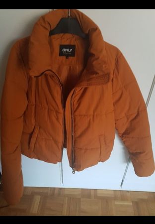 Doudoune courte Only couleur rouille taille S .