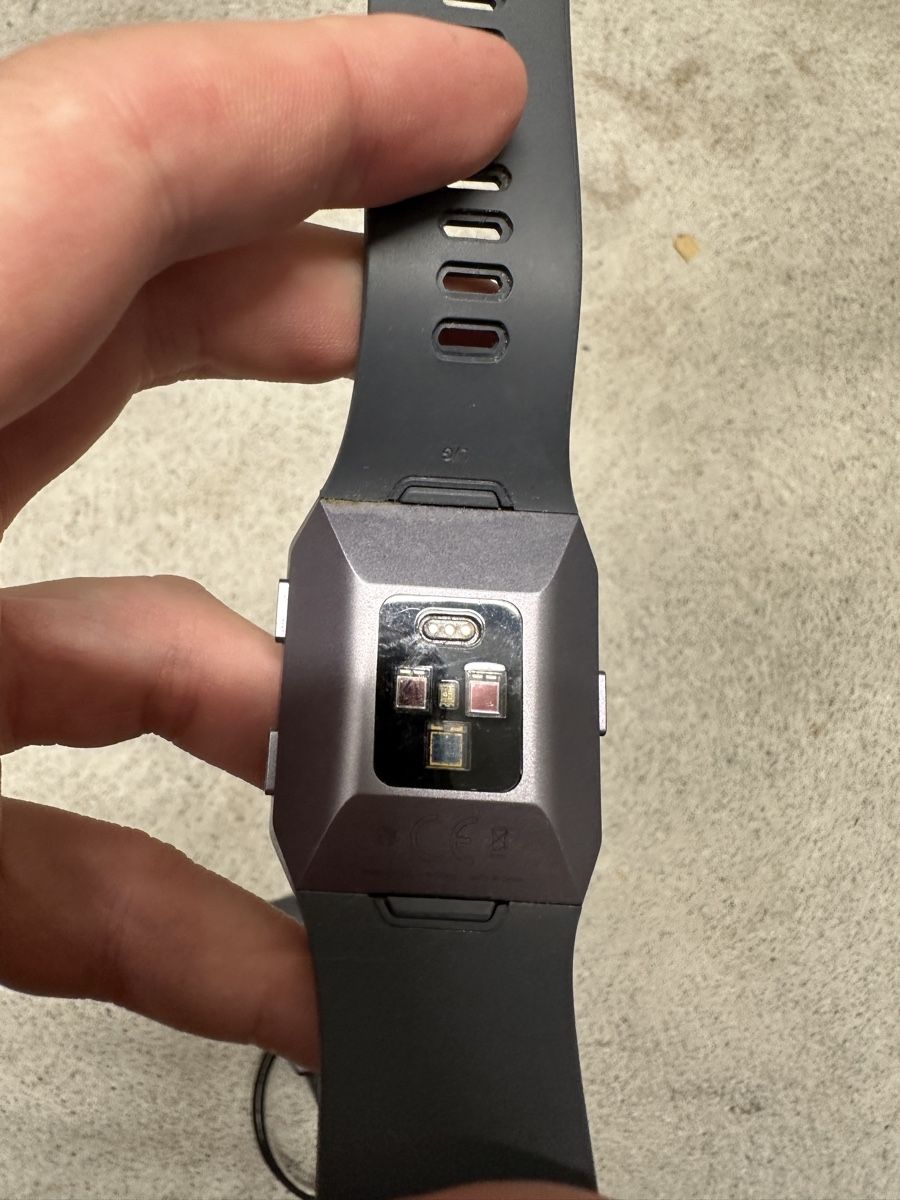 Fitbit Smartwatch: Fit Bit Uhr mit Ladekabel – Usato da Schüpfen venduto da Poly_pi 2