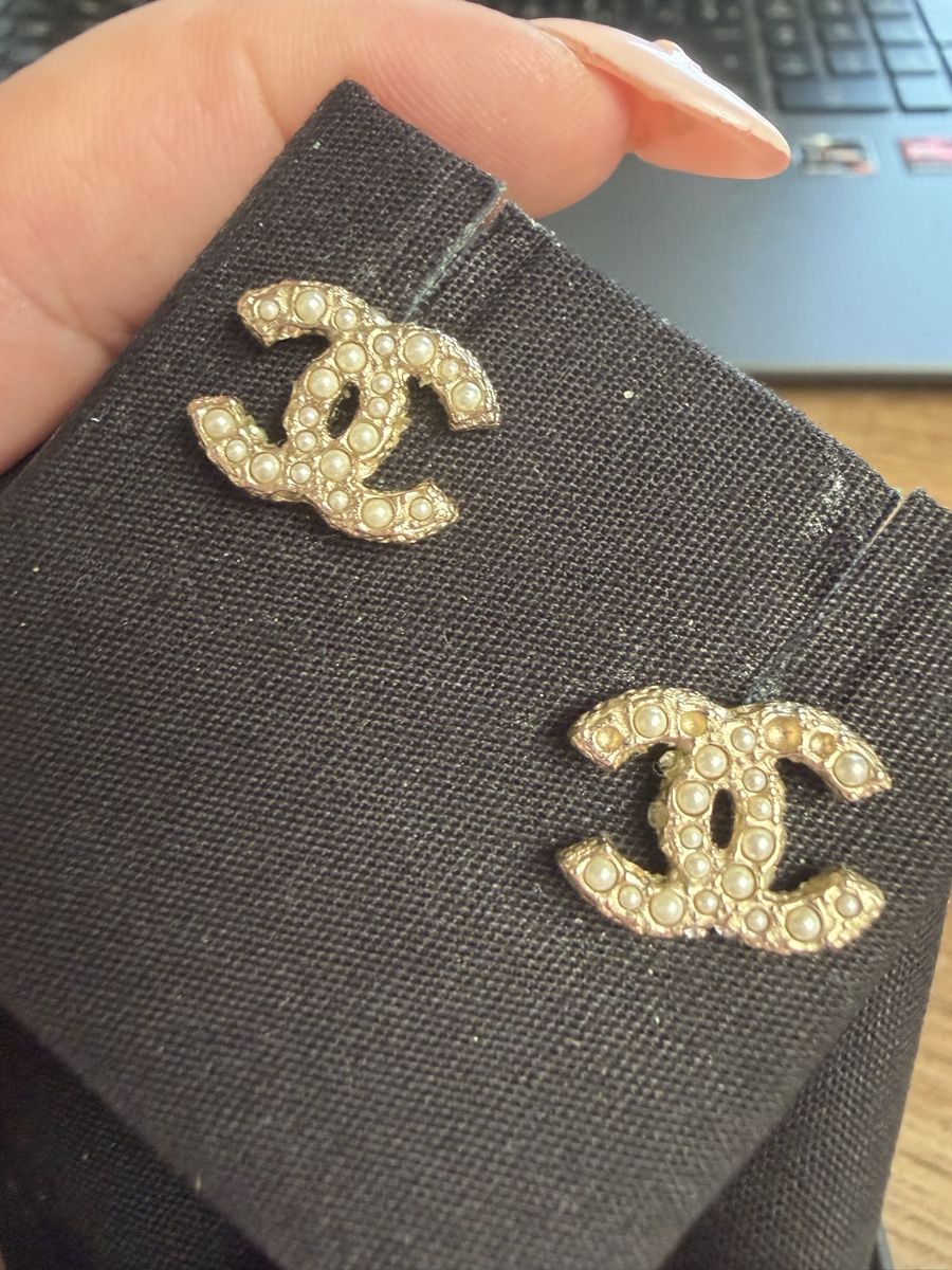 Chanel Orecchini pendenti & Orecchini a lobo: Chanel Ohrstecker Logo CC mit Perlen – Usato da Baar venduto da chr_r2wt