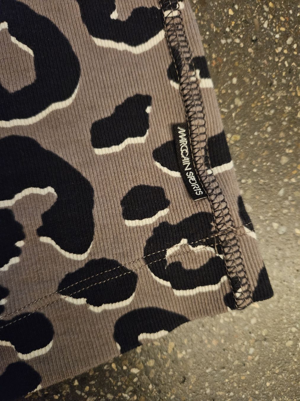 Marc Cain T-shirt: Leo Print Oberteil 3/4 Ärmel Marc Cain  – Nuovo (secondo la descrizione) da Anwil venduto da tamoos 4