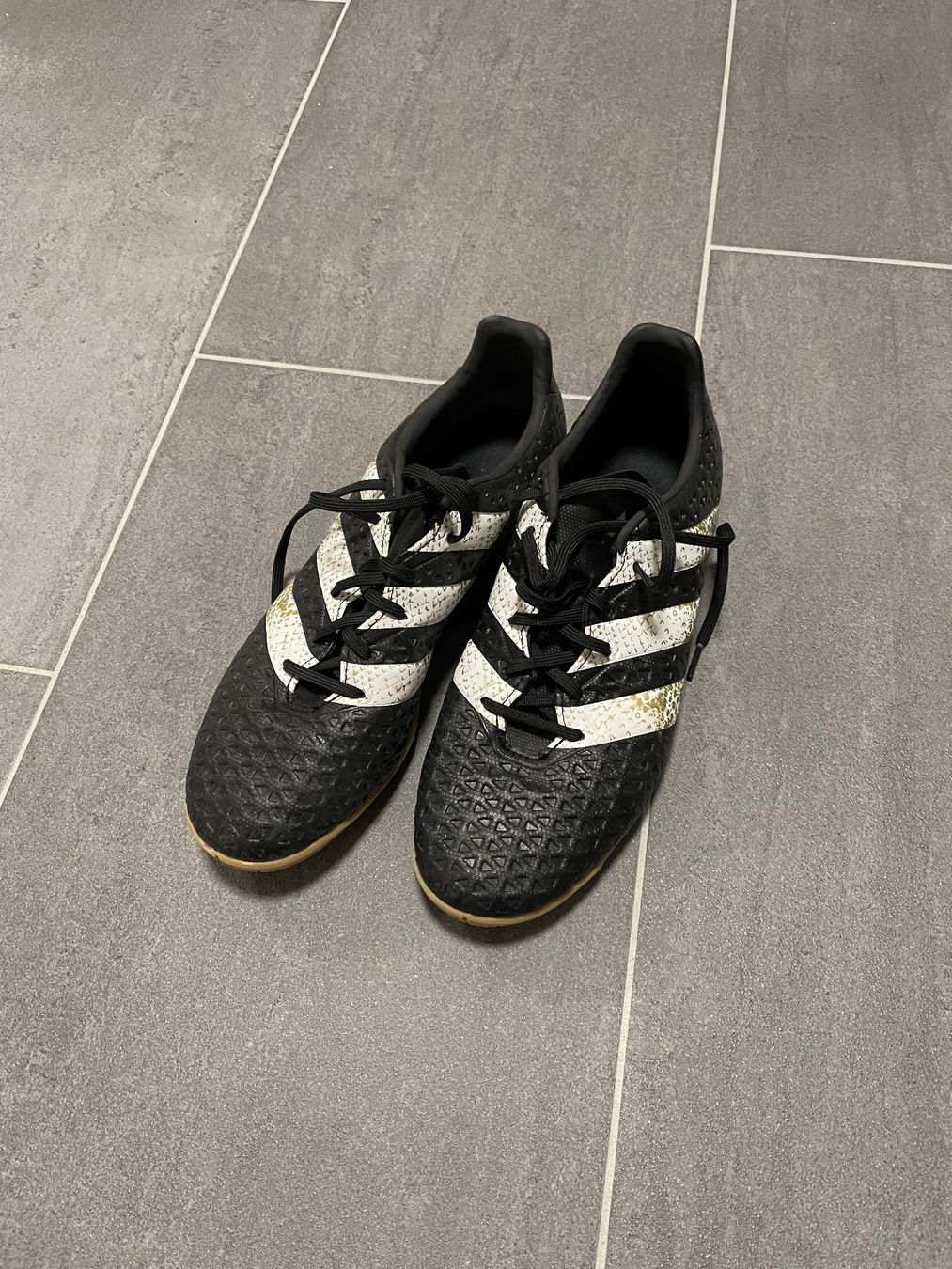 Adidas Scarpe da uomo: Adidas foot en salle – Usato da Puplinge venduto da Cechth 1