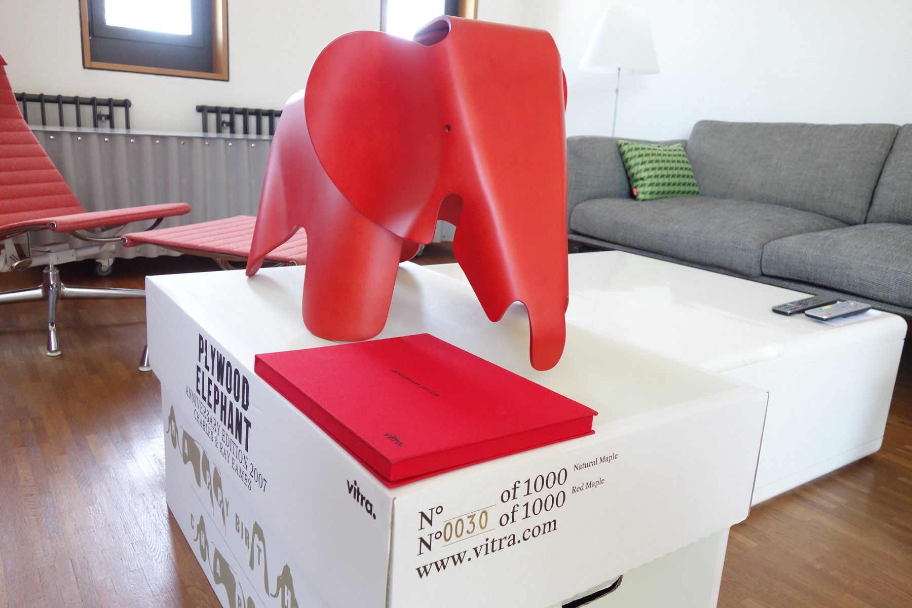 Vitra Statuette: Vitra Eames Plywood Elephant 2007 Anniversary Edition Red – Usato da St. Gallen venduto da 8201 1