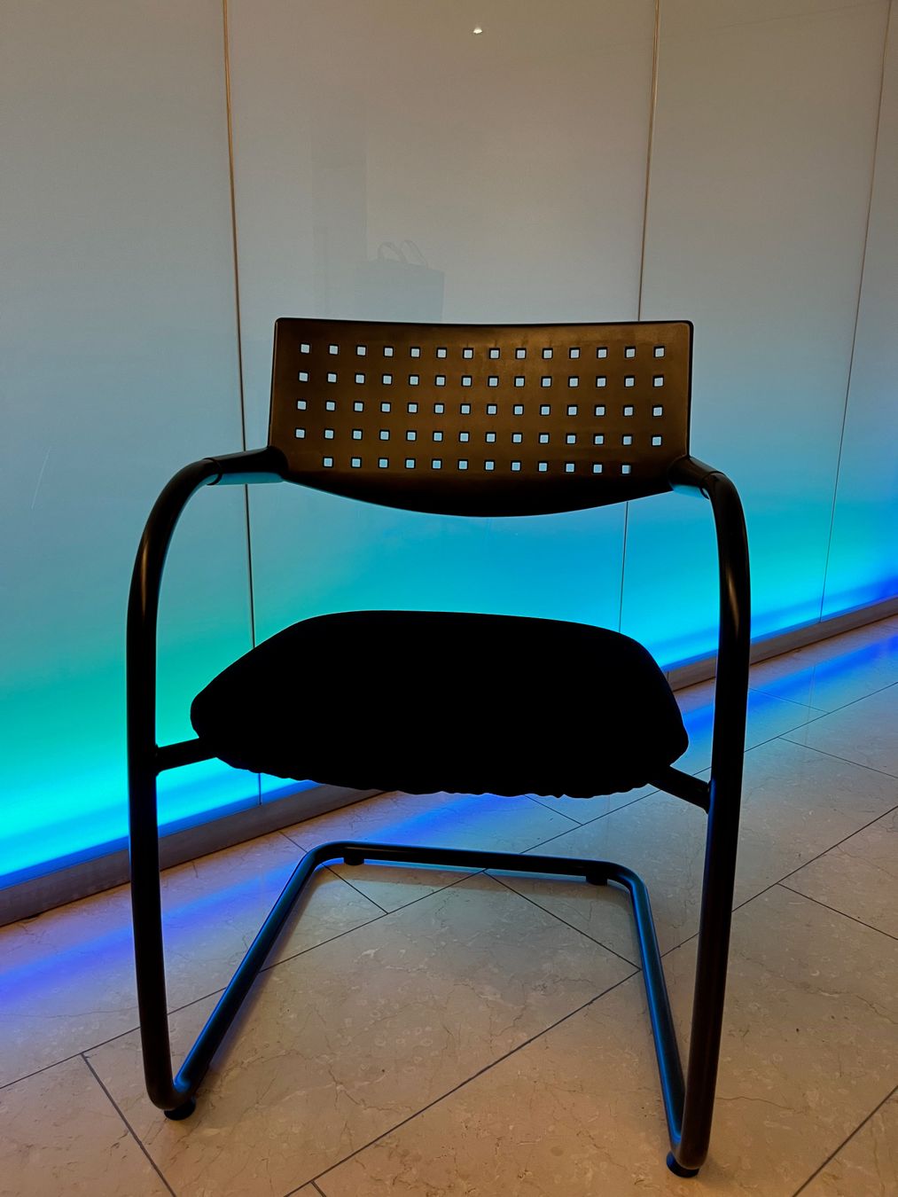 Vitra Sedie: Vitra Visavis Design Konferenzstuhl Black Edition – Usato da Affoltern am Albis venduto da Zapro 1