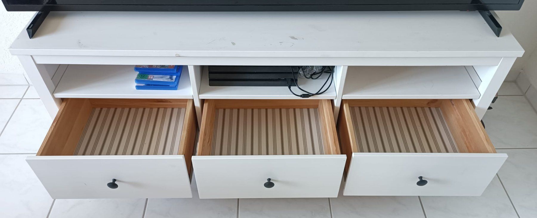 Ikea Mobili TV: TV-Möbel weiss mit 3 Schubladen – Usato da Aarau venduto da eli_s82v 1