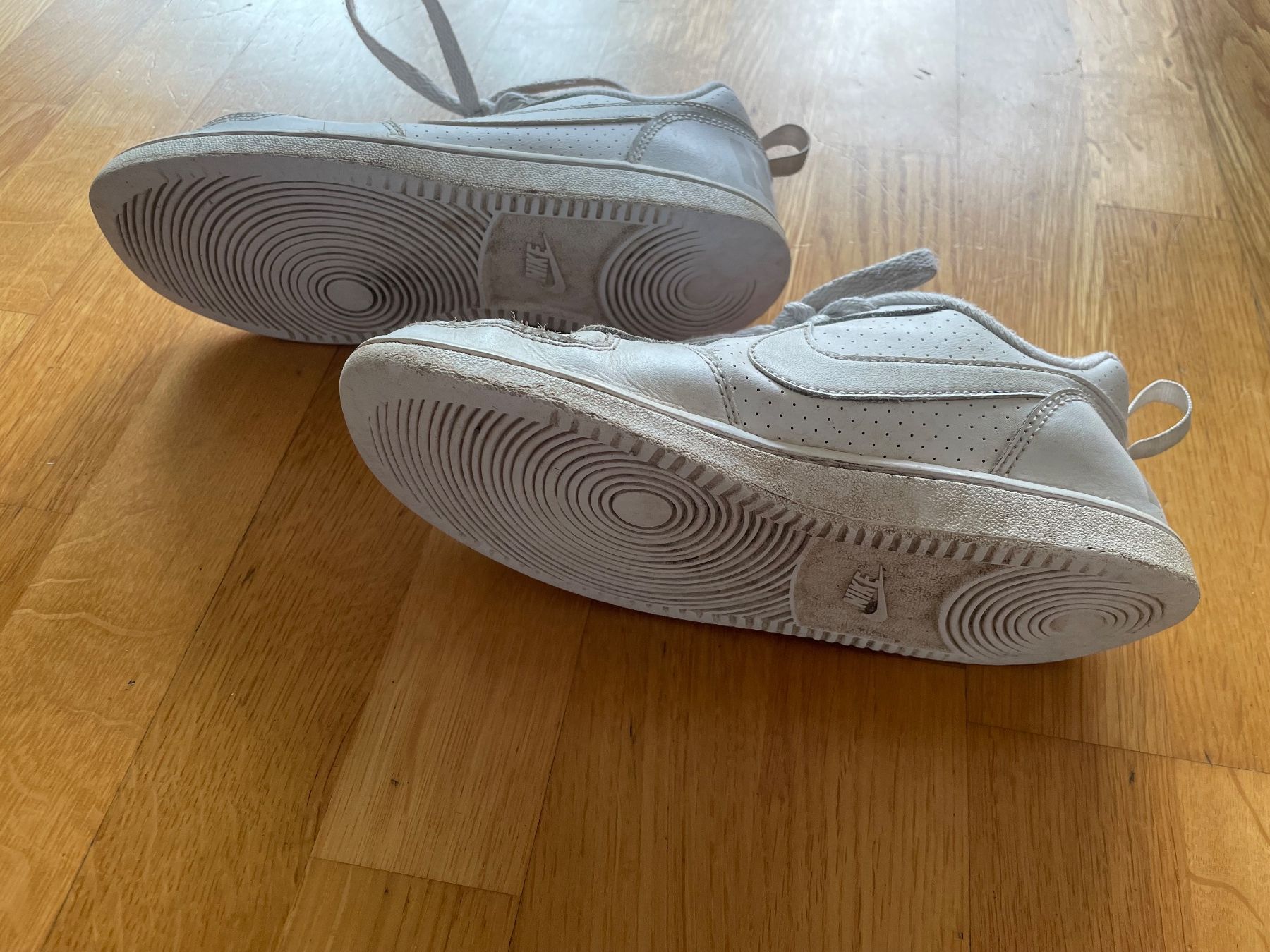 Nike Scarpe per ragazzi: Weisse Nike Schuhe Gr 35 – Usato da Ostermundigen venduto da Clood 1