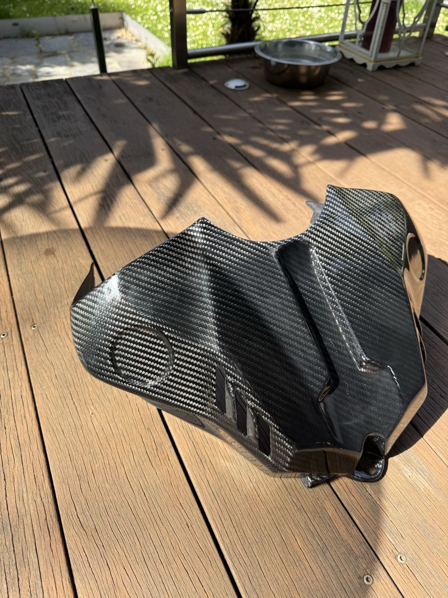 Yamaha Tutti i ricambio per moto: Yamaha r1 Tank abdeckung  – Usato da Münchenstein venduto da ajestkarim 1