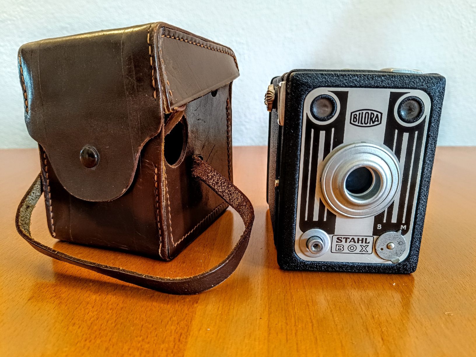 Fotocamera: Bilora Stahl-Box Kamera mit Ledertasche  – Usato da Wettingen venduto da vitilopane