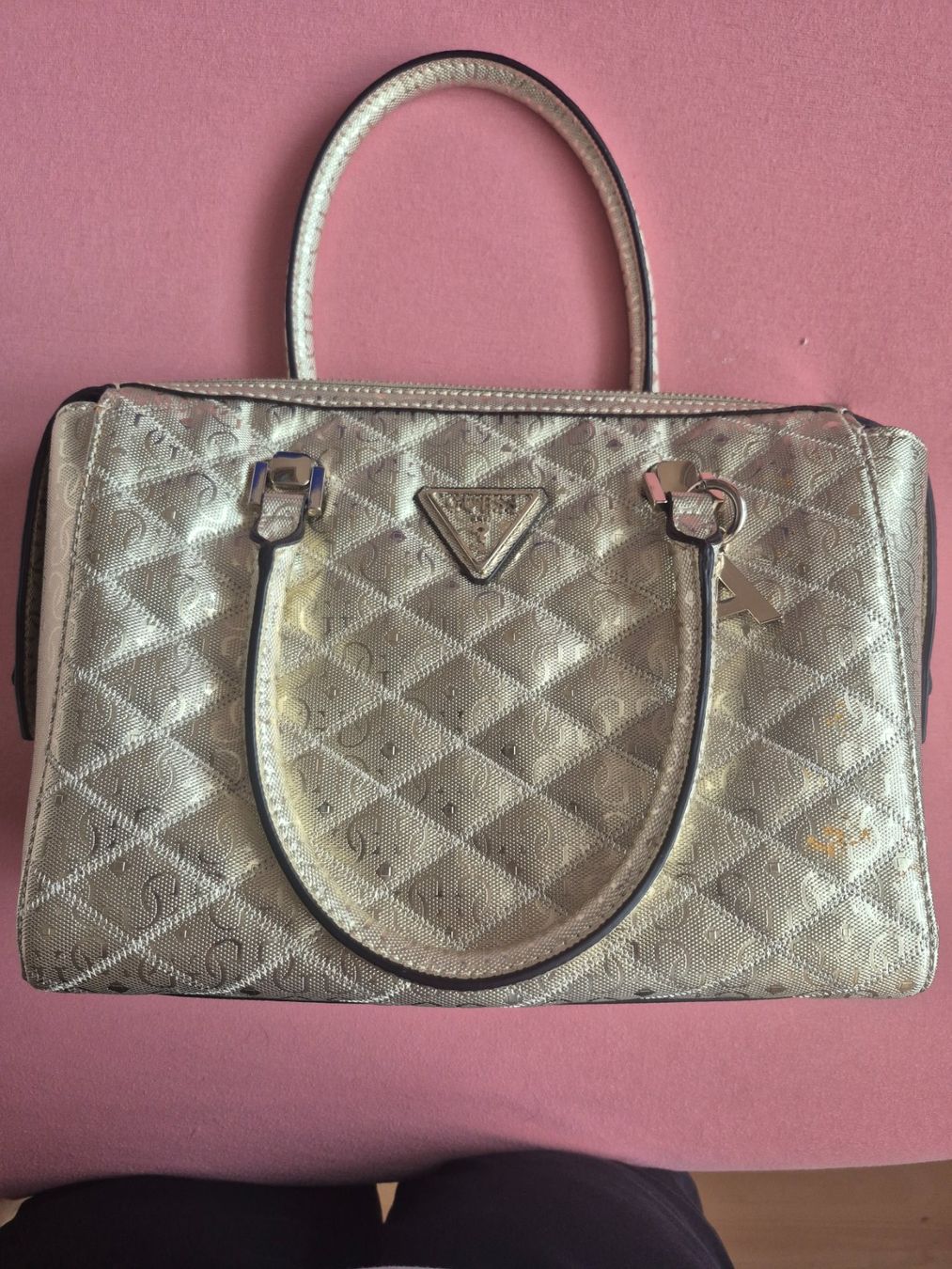 Guess Borse da donna: Superbe sac à main Guess monogrammé doré – Usato da Monthey venduto da Lamarmotte