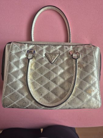 Superbe sac à main Guess monogrammé doré