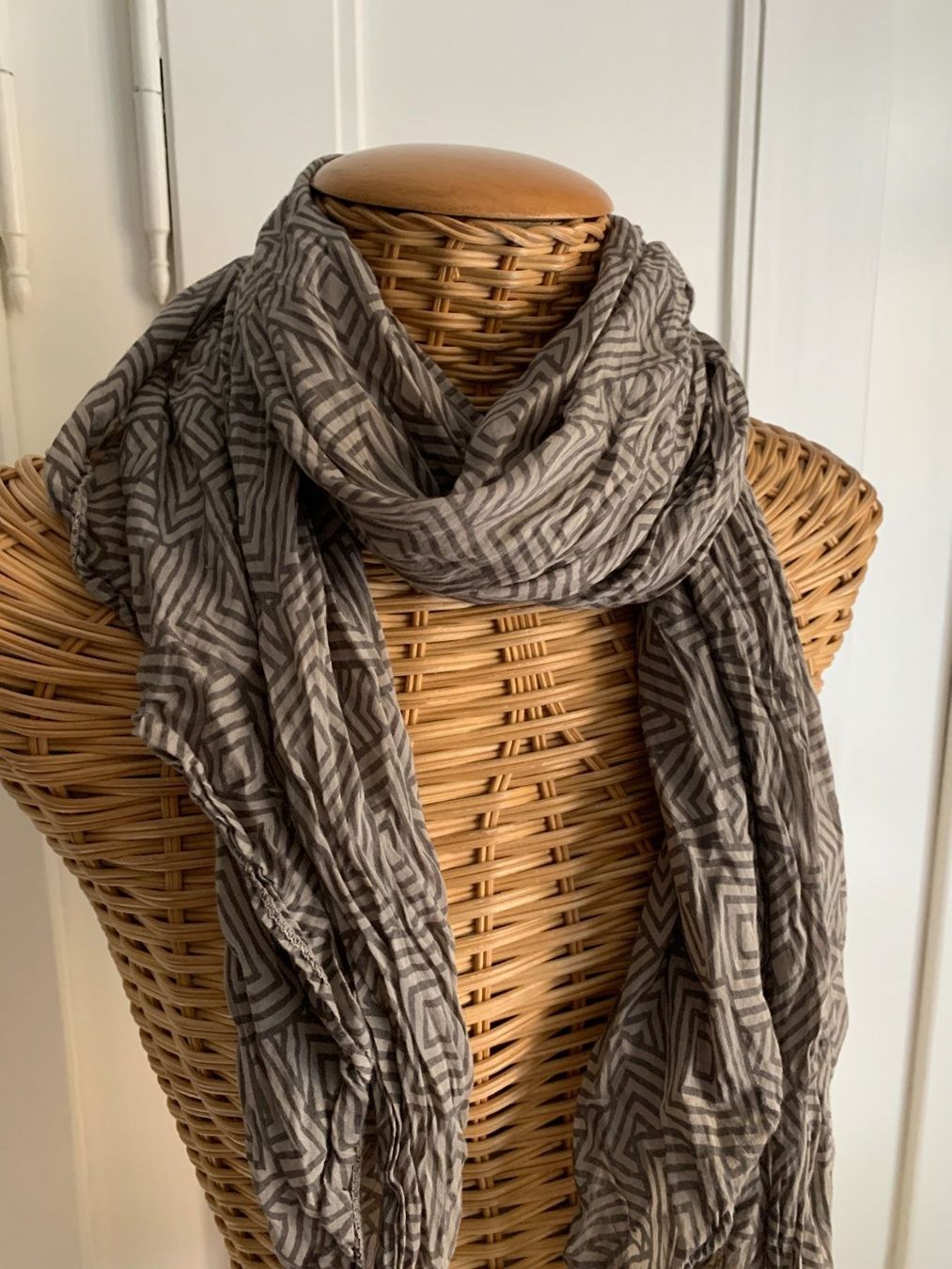 Foulards & écharpes: Schal Tuch taupe gemustert – D'occasion à Zürich par Diazaio 1