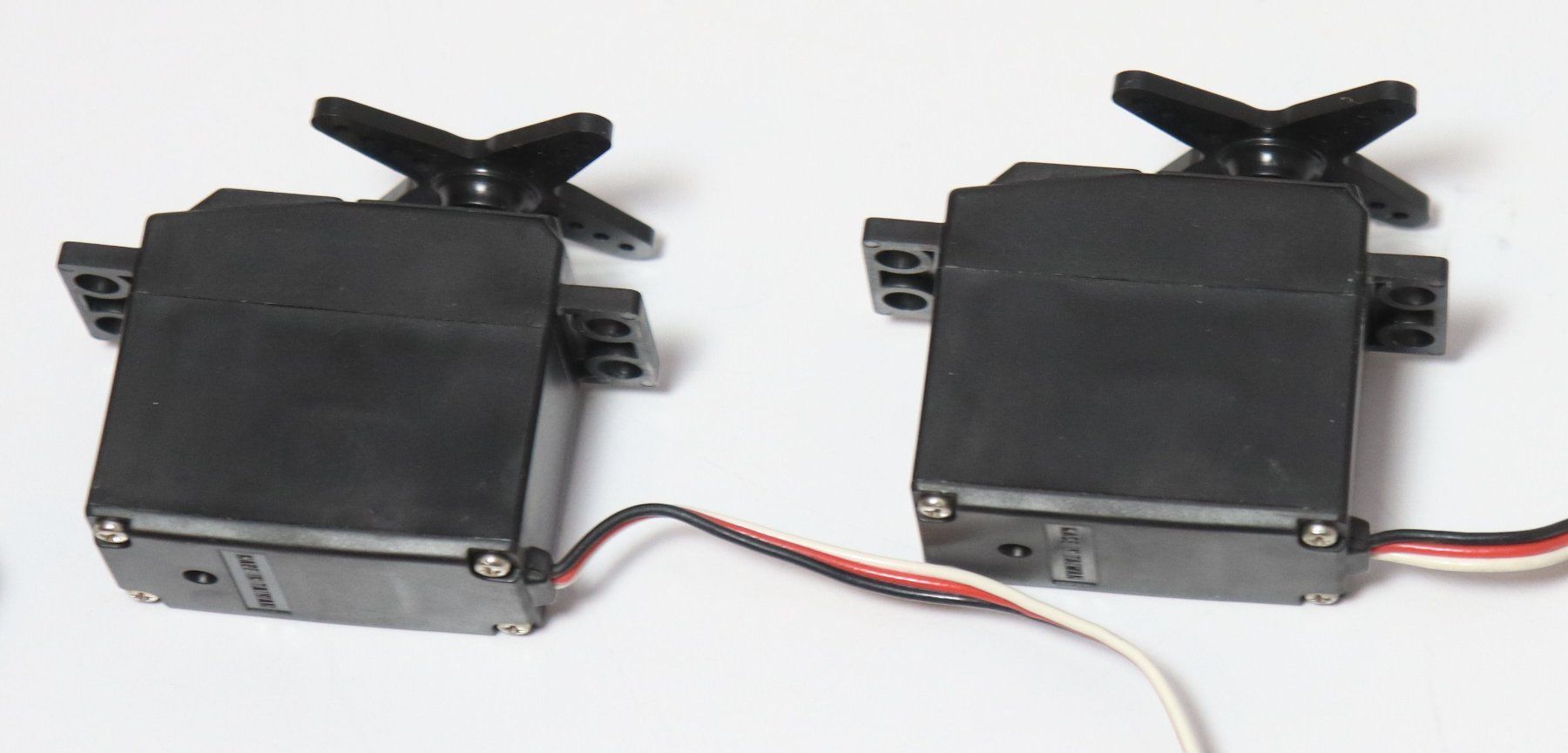 Futaba RC Kits de montage: Standard Servo Futaba S3003 2 Stück – D'occasion à Frick par volvo850driver 3