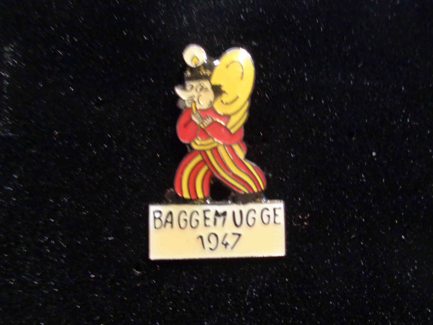 Placchette & Badge: Pin Guggemusig Baggemugge 1947 – Usato da Birsfelden venduto da Albatros55