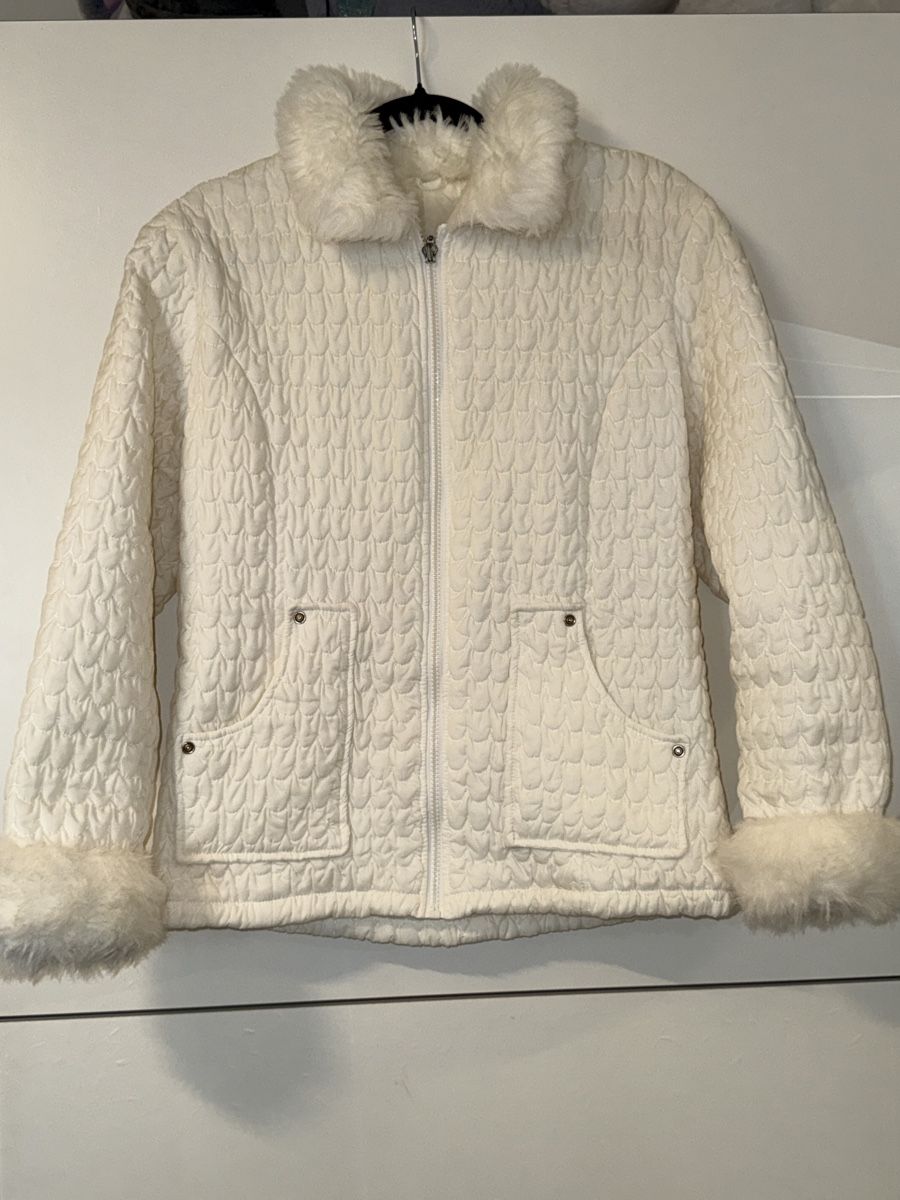 Vestes: WEISSE STEPPJACKE MIT KUNSTFELL – D'occasion à Schlieren par kle_dis