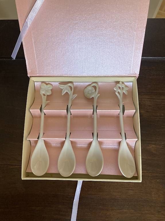 Cucchiai: Geschenkbox mit 4 Porzellanlöffel – Usato da St. Gallen venduto da jbr_q7tx
