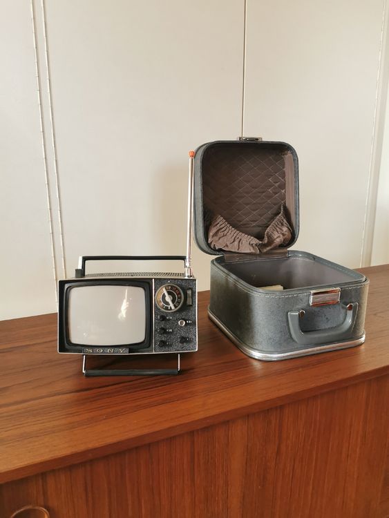 TV Sony Vintage 1962 – Modèle TV5-303 / 9-90 UM – Japon – Exposée Au Centre Pompidou