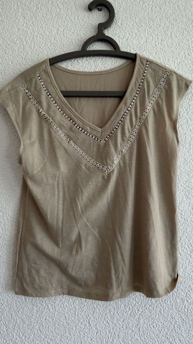 T-Shirts: Damen T-Shirt beige mit V-Ausschnitt – Gebraucht aus Steffisburg von pto_2hlk