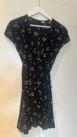 Wickelkleid Blumenmuster Schwarz Kurzarm Grösse S