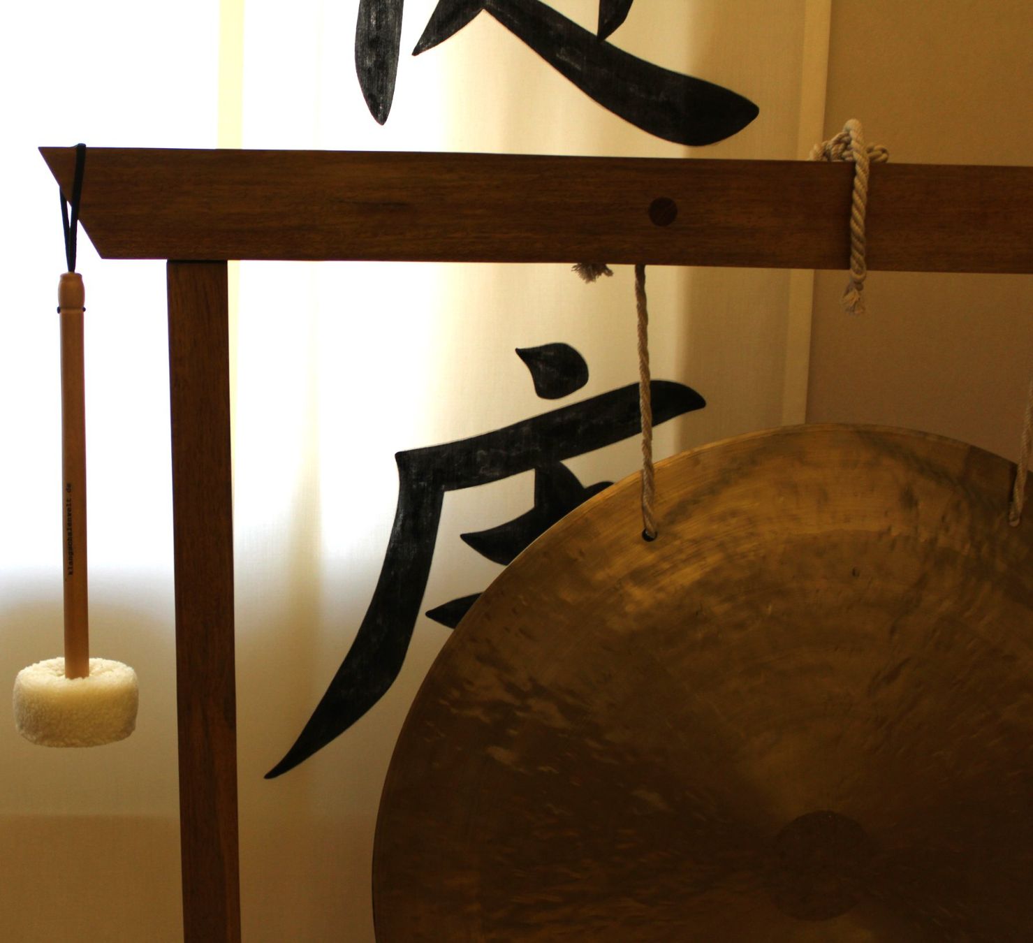 Musikinstrumente: Feng-Gong mit Ständer und Schlegel – Gebraucht aus Schaan von antikes_und_kurioses 2