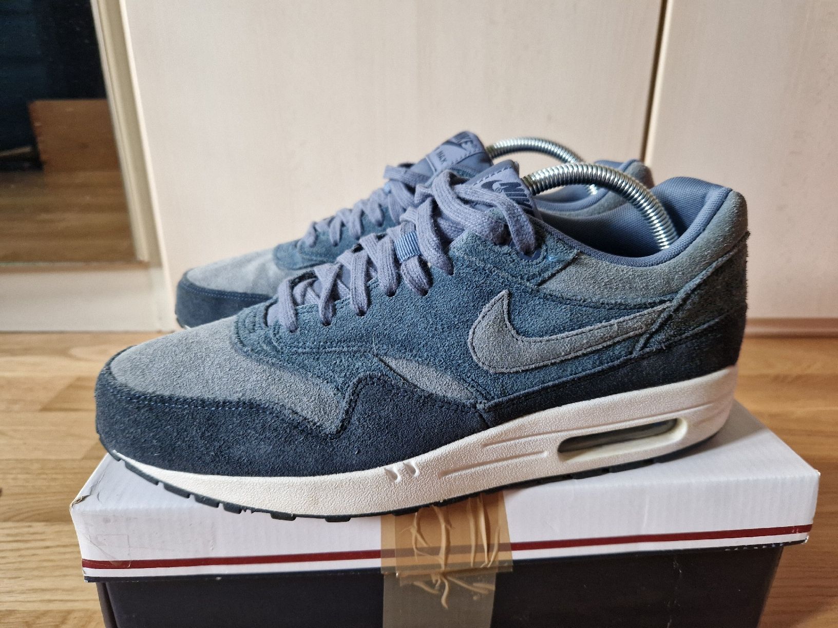Nike Scarpe da uomo: Nike Air Max 1 Armory Slate 43 – Nuovo (secondo la descrizione) da Münchenbuchsee venduto da Ludo_Braenz