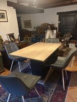 Très jolie table avec quatre chaises 