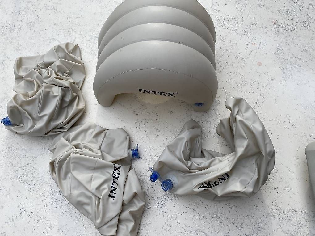Supporti a parete: Repose tête Intex Spa – Usato da Ogens venduto da ced_qn5v 1