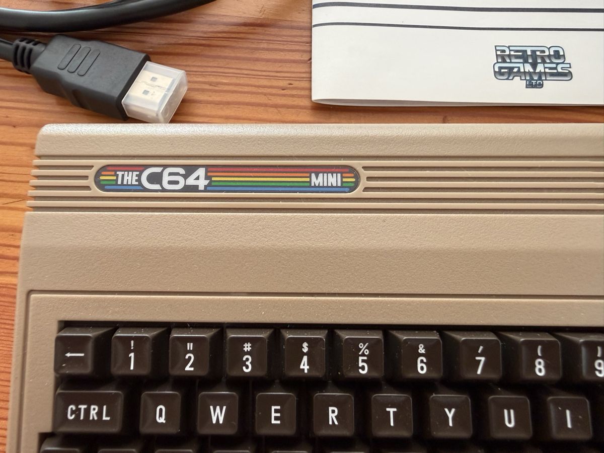 Consoles: THE C64 MINI Heimcomputer mit Joystick und Anleitung – Neuf (Voir description) à Zernez par danielgrunder 1