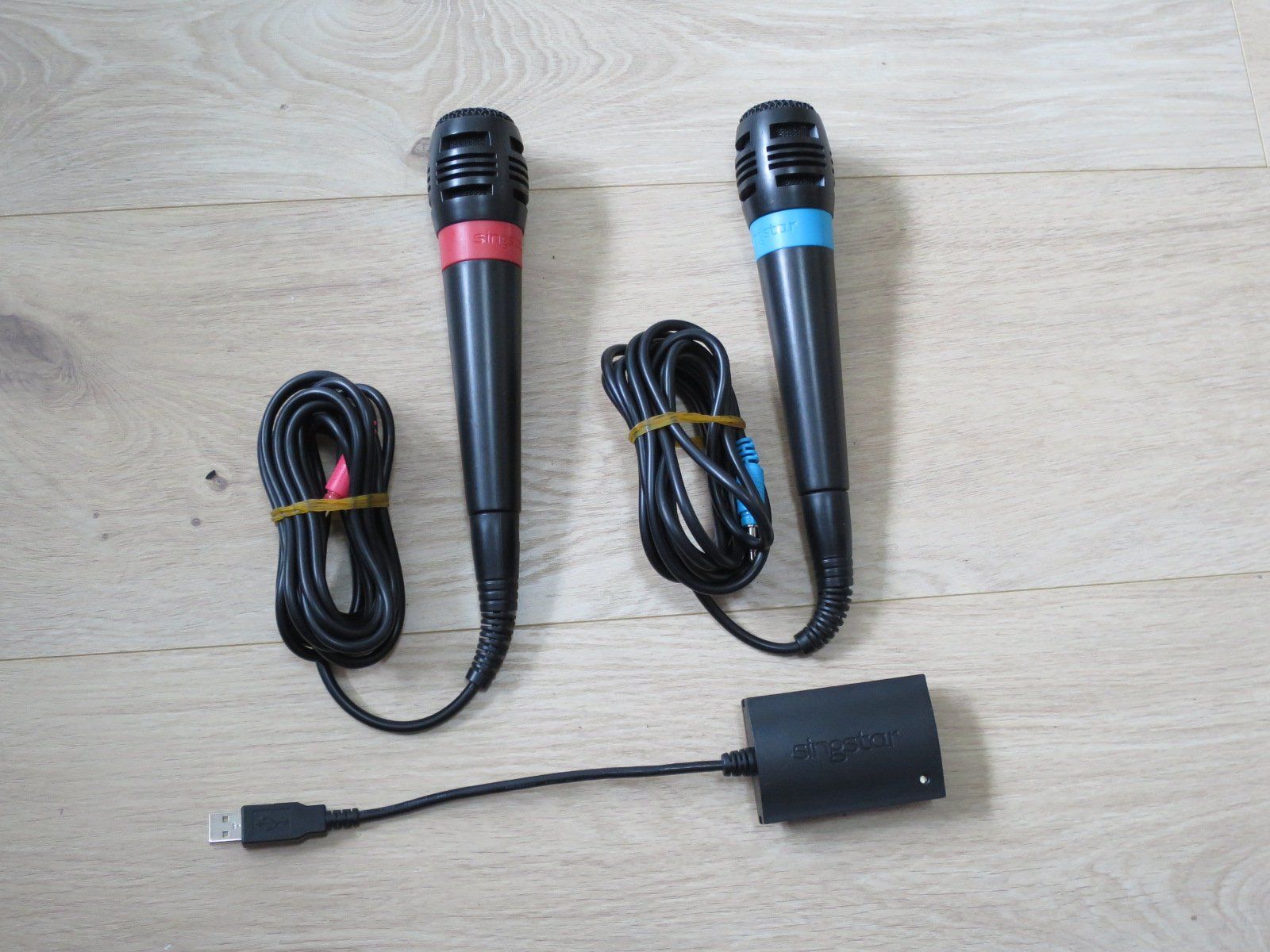 Sony Mikrofone: SingStar Mikrofone mit USB Converter – Gebraucht aus Gundetswil von Maegez