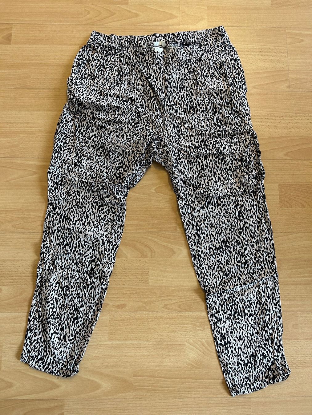 Hosen: Stoffhose Sommer im Leo-Look rosa – Gebraucht aus Biel/Bienne von SandraDG