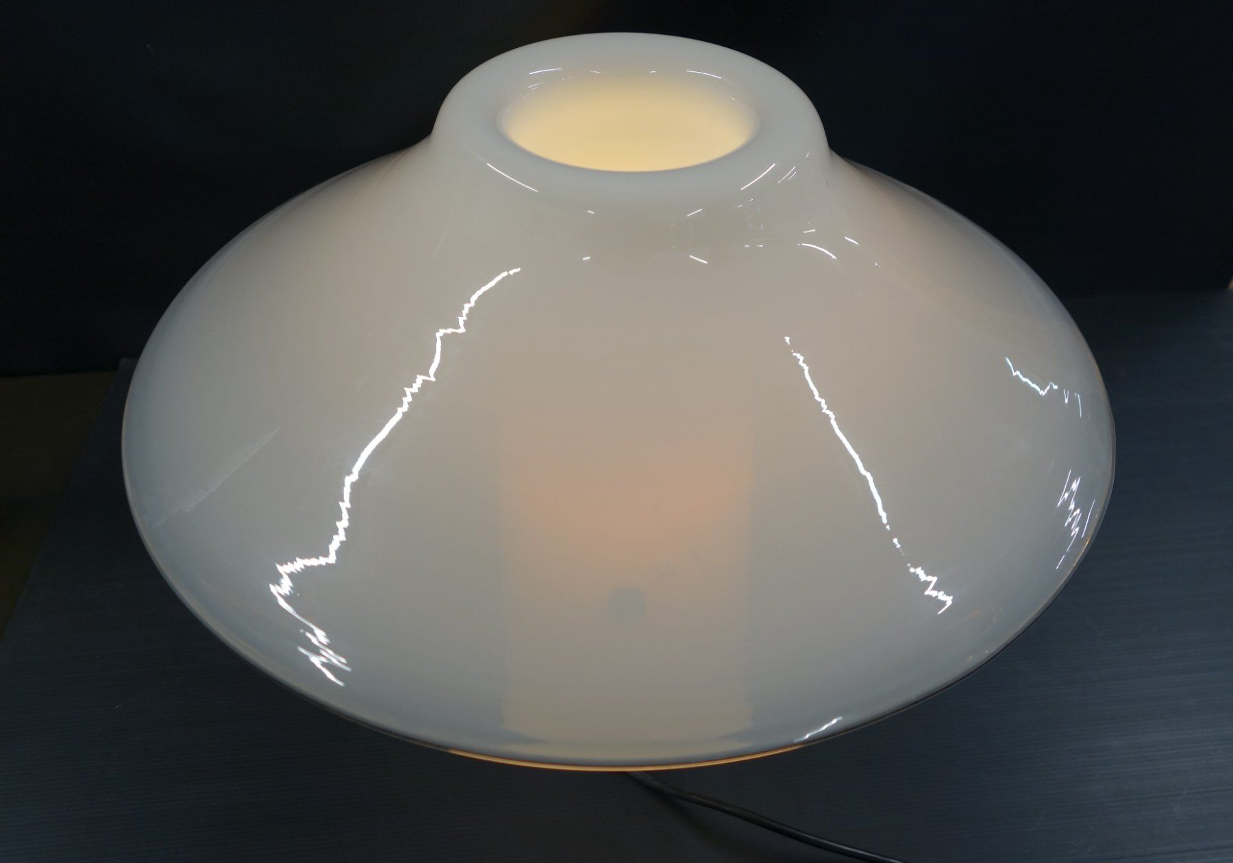 Lampade: Vintage Tischlampe aus Glas – Usato da Basel venduto da bk_brockibasel 1