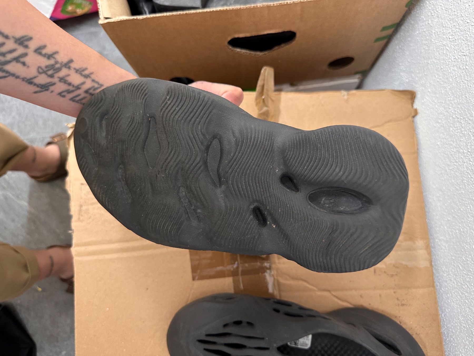 Adidas Scarpe da uomo: Yeezy x Adidas Sandalen – Usato da Zürich venduto da Naohmyxraphaela 1