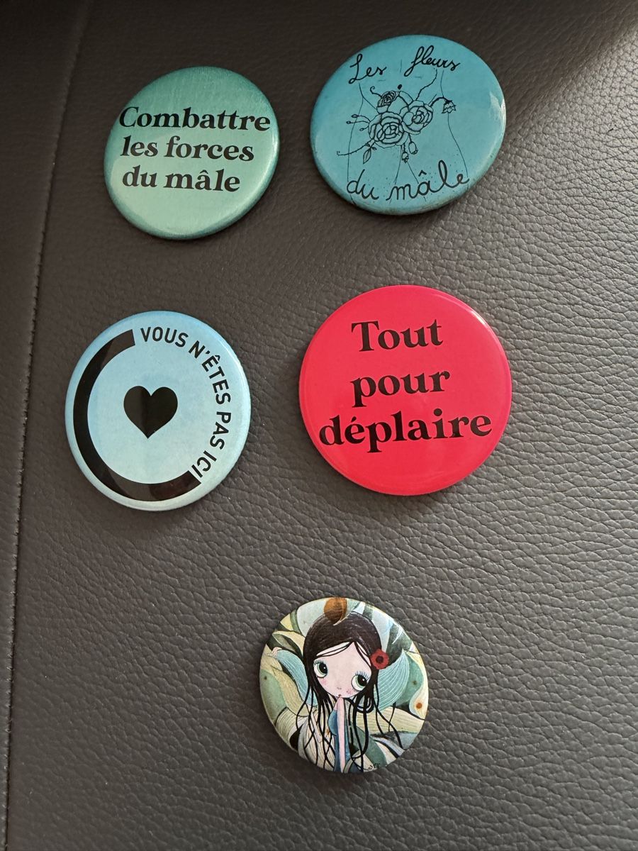 Placchette & Badge: 12 badges neufs de la créatrice La Maculée Conception à  – Nuovo e nell'imballaggio originale da Dombresson venduto da feline_ne 1