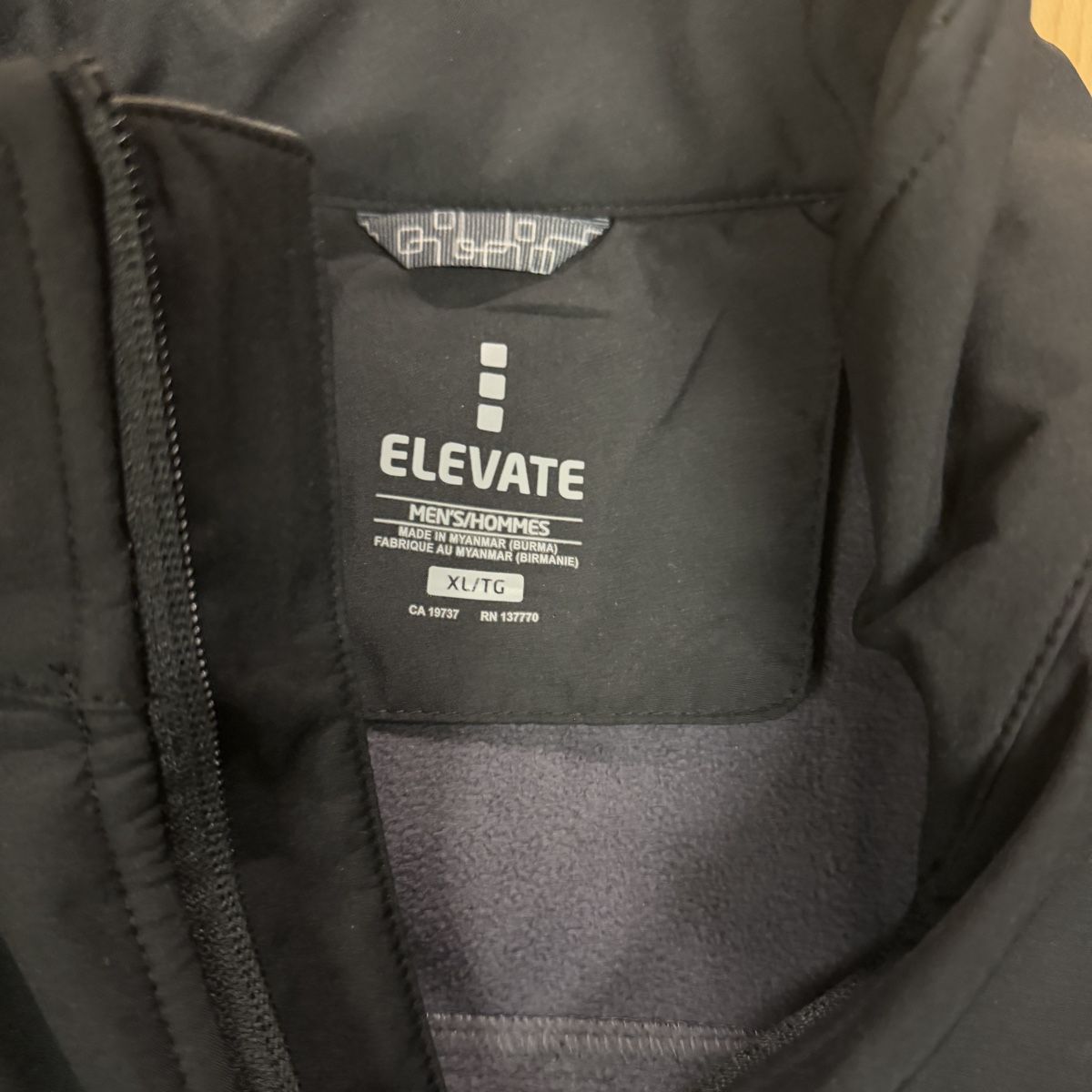 Giacche: Herren Softshell Jacke Elevate schwarz Grösse XL neu – Nuovo (secondo la descrizione) da Thun venduto da BanjoDan 1