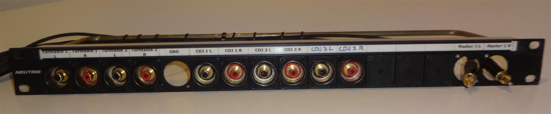 Elektronikbauteile: 19" Rackblende 1 HE Cinch - Cinchbuchsen – Gebraucht aus St. Gallen von WWL 5