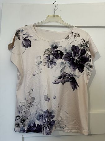 Sommerliches T-Shirt mit Blumenmuster, Grösse M