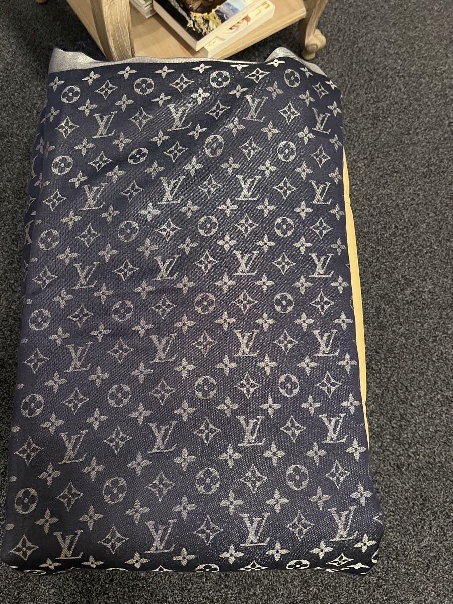 Louis Vuitton Foulard & Sciarpe: Louis Vuitton Shawl – Usato da Baar venduto da kri_m7t2