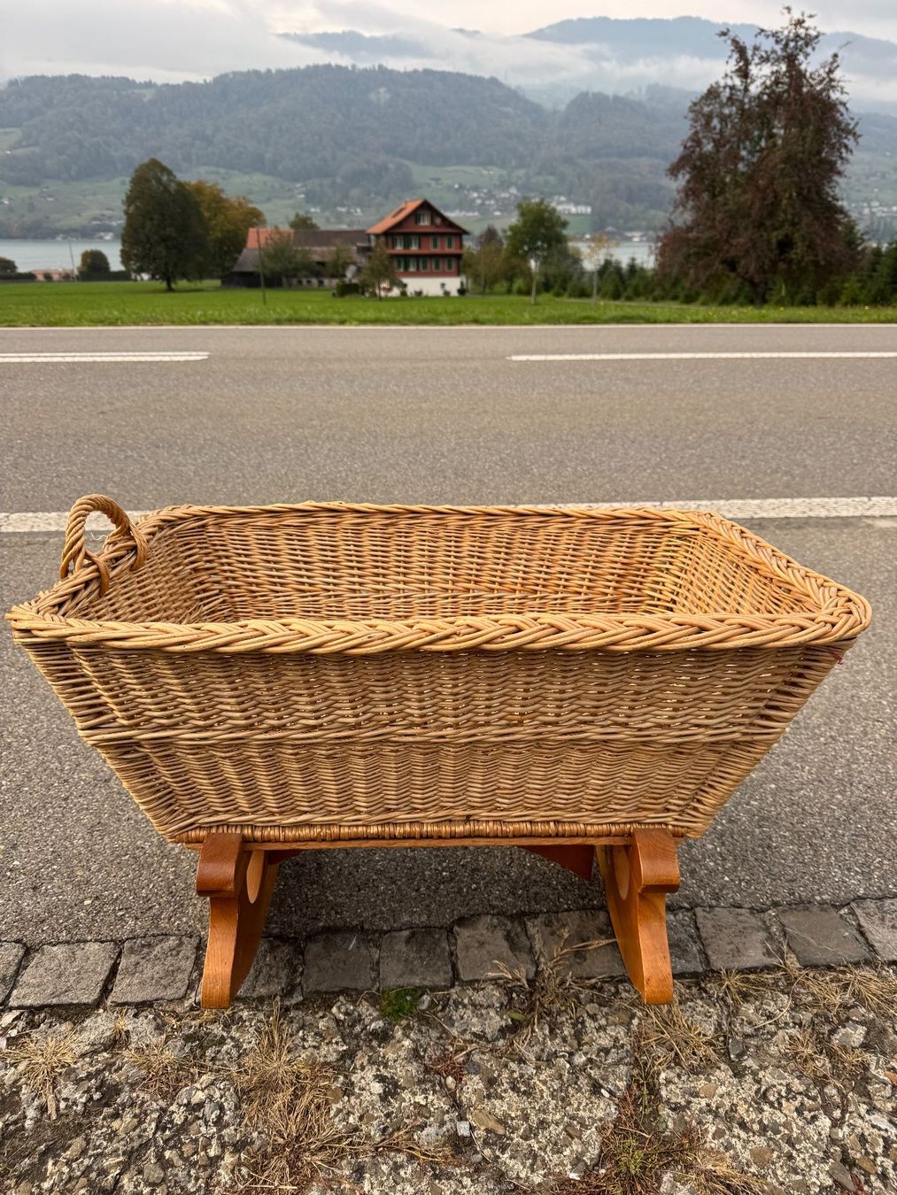 Sdraiette & Sdraiette a dondolo: Wiege aus Korbgeflecht mit Holzschaukel – Usato da Sachseln venduto da BONATI01 2