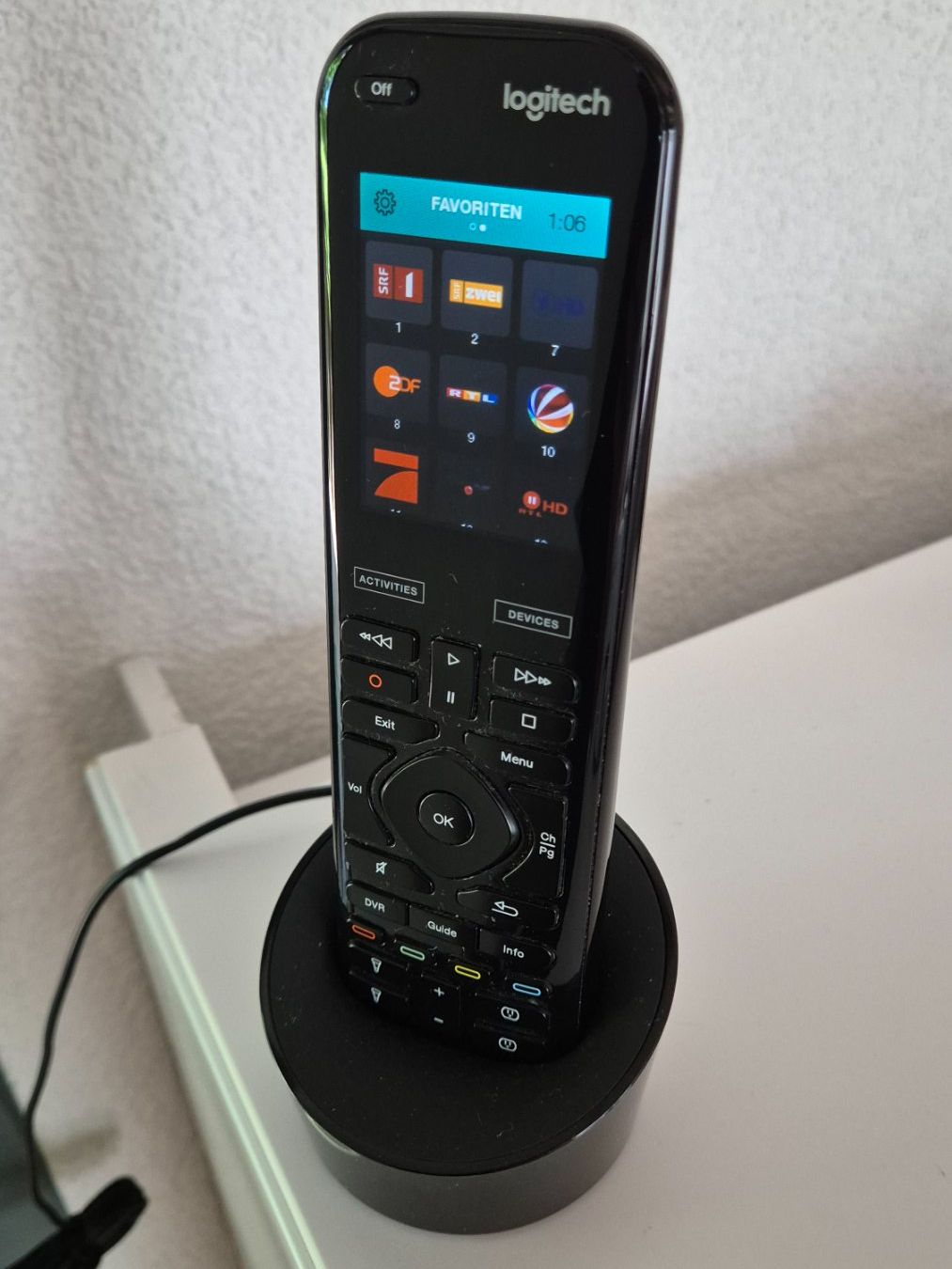 Logitech Fernbedienungen: Logitech Harmony Elite Universalfernbedienung mit Zubehör – Gebraucht aus Hitzkirch von enya2007