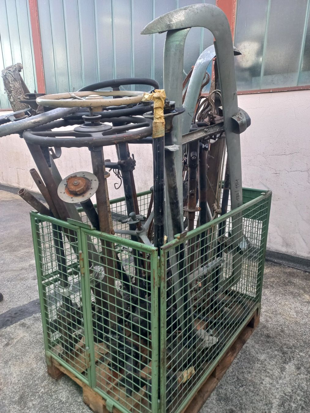 Tutti pezzi di ricambio auto: Rarer Oldtimer Lenkstock / Lenkrad / Stossstange 1900 - 1960 – Usato da Dulliken venduto da Dullikenlerchclassic 2