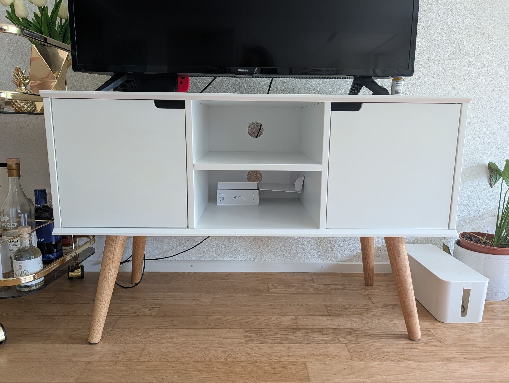 Mobili TV: TV Mobel Stand White with Wood Legs – Usato da Zürich venduto da Lili.bp 2