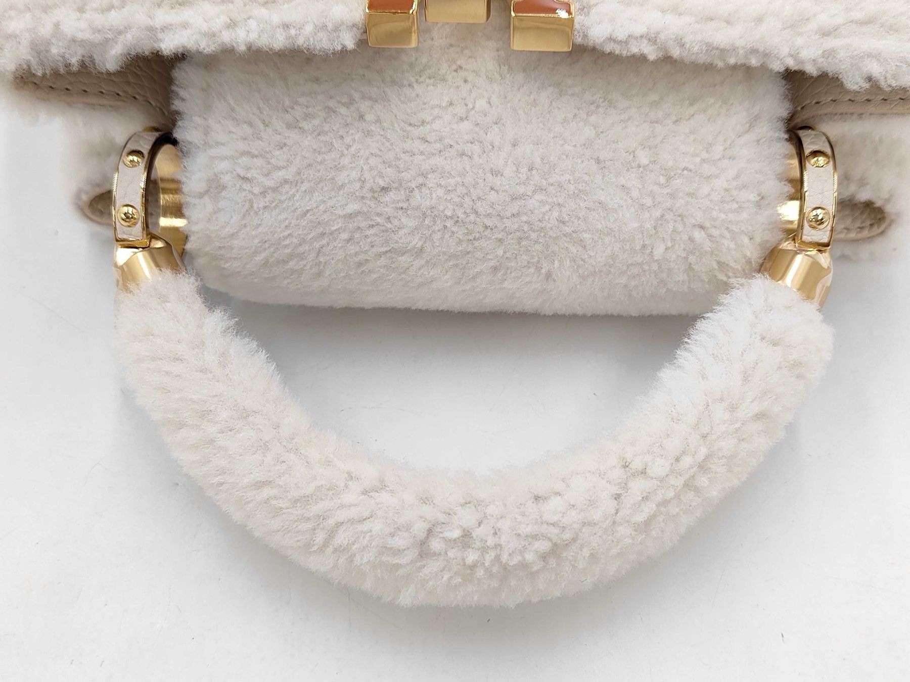 Louis Vuitton Taschen für Damen: 🤍 LOUIS VUITTON CAPUCINES BB SHEARLING – CRÈME / IVORY – Neu (gemäss Beschreibung) aus St. Gallen von Love_Luxury 4